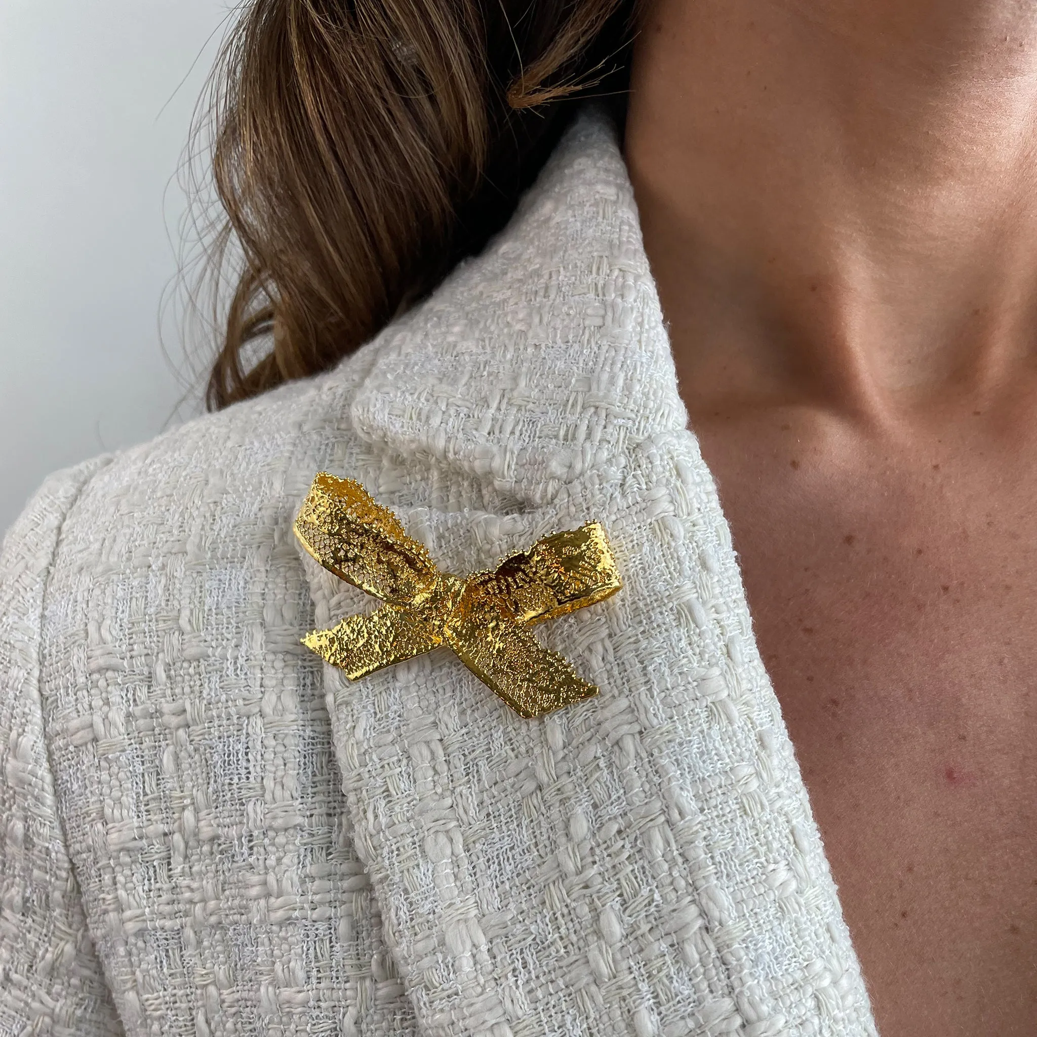 Milena Lace Bow Brooch in 24k gold
