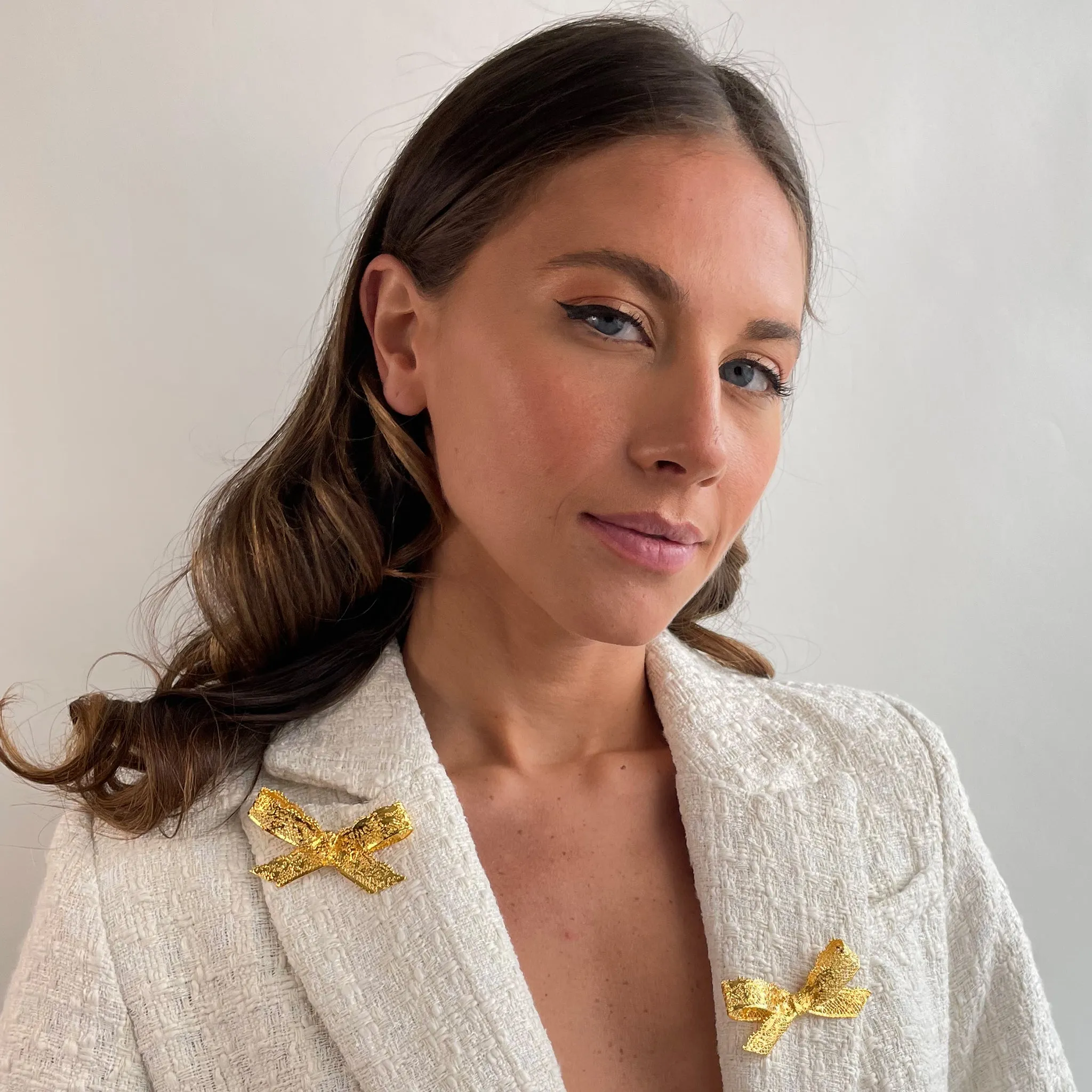 Milena Lace Bow Brooch in 24k gold