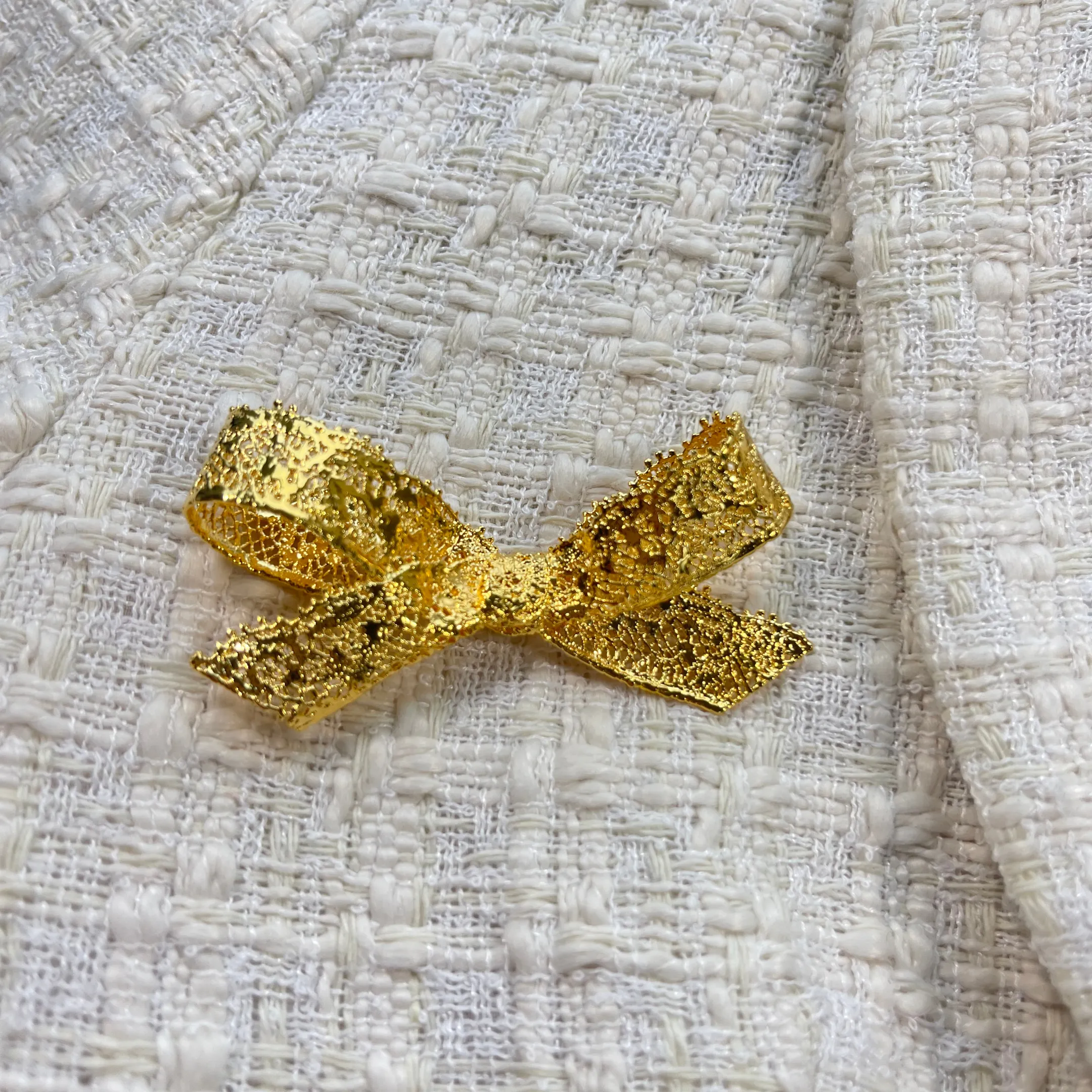 Milena Lace Bow Brooch in 24k gold